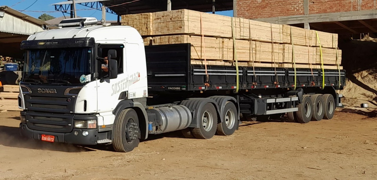 Caminhão Susten Mad carregado